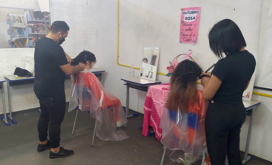 Setenta presas custodiadas na Penitenciária Feminina de Foz do Iguaçu ? Unidade de Progressão (PFF-UP) doaram seus cabelos para a confecção de perucas para mulheres em tratamento de câncer. Os cortes foram feitos de forma voluntária pela equipe do Studio Vip, salão de beleza localizado em Santa Terezinha de Itaipu. Os cabelos serão doados ao setor de oncologia do Hospital Ministro Costa Cavalcanti, em Foz do Iguaçu. - Foz do Iguaçu, 28/10/2021 - Foto: Depen-Pr