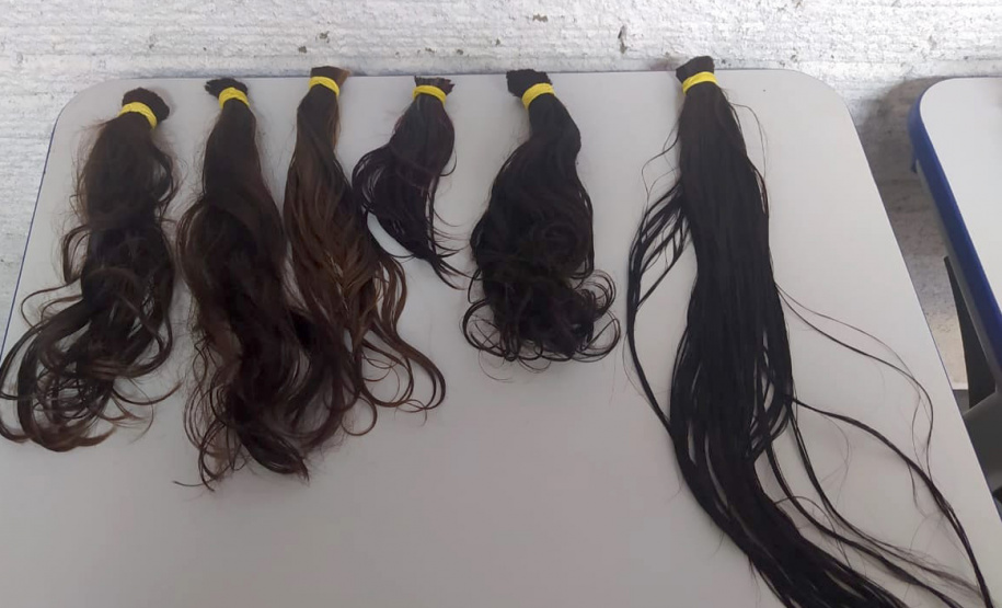 Setenta presas custodiadas na Penitenciária Feminina de Foz do Iguaçu ? Unidade de Progressão (PFF-UP) doaram seus cabelos para a confecção de perucas para mulheres em tratamento de câncer. Os cortes foram feitos de forma voluntária pela equipe do Studio Vip, salão de beleza localizado em Santa Terezinha de Itaipu. Os cabelos serão doados ao setor de oncologia do Hospital Ministro Costa Cavalcanti, em Foz do Iguaçu. - Foz do Iguaçu, 28/10/2021 - Foto: Depen-Pr