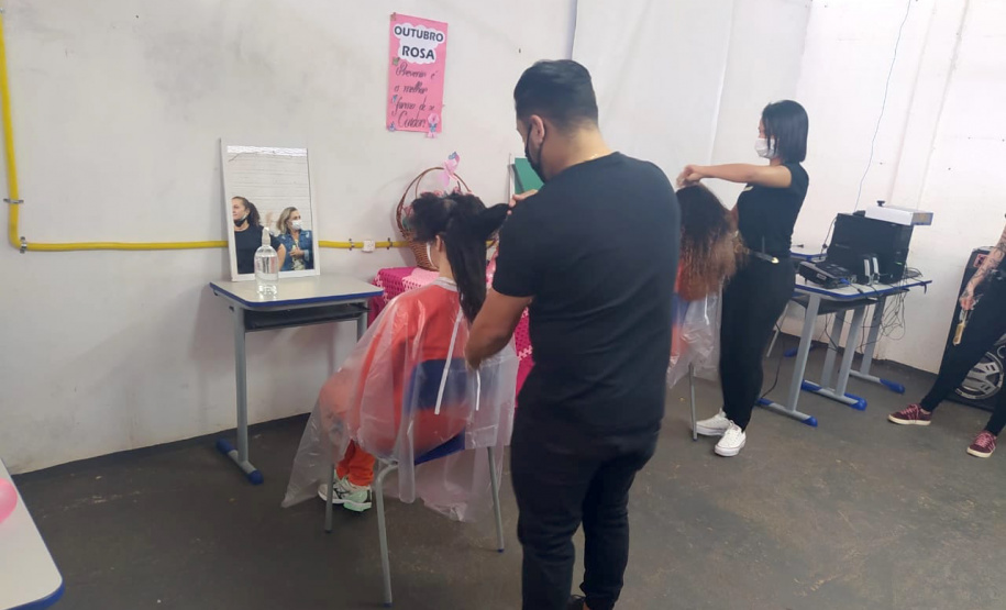 Setenta presas custodiadas na Penitenciária Feminina de Foz do Iguaçu ? Unidade de Progressão (PFF-UP) doaram seus cabelos para a confecção de perucas para mulheres em tratamento de câncer. Os cortes foram feitos de forma voluntária pela equipe do Studio Vip, salão de beleza localizado em Santa Terezinha de Itaipu. Os cabelos serão doados ao setor de oncologia do Hospital Ministro Costa Cavalcanti, em Foz do Iguaçu. - Foz do Iguaçu, 28/10/2021 - Foto: Depen-Pr