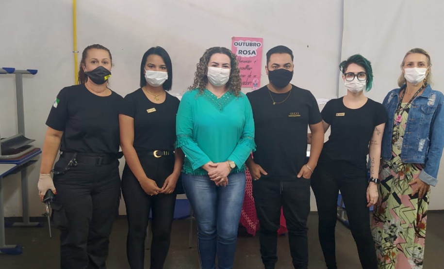 Setenta presas custodiadas na Penitenciária Feminina de Foz do Iguaçu ? Unidade de Progressão (PFF-UP) doaram seus cabelos para a confecção de perucas para mulheres em tratamento de câncer. Os cortes foram feitos de forma voluntária pela equipe do Studio Vip, salão de beleza localizado em Santa Terezinha de Itaipu. Os cabelos serão doados ao setor de oncologia do Hospital Ministro Costa Cavalcanti, em Foz do Iguaçu. - Foz do Iguaçu, 28/10/2021 - Foto: Depen-Pr