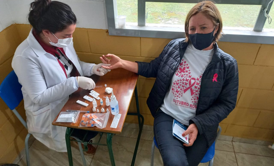 Setenta presas custodiadas na Penitenciária Feminina de Foz do Iguaçu ? Unidade de Progressão (PFF-UP) doaram seus cabelos para a confecção de perucas para mulheres em tratamento de câncer. Os cortes foram feitos de forma voluntária pela equipe do Studio Vip, salão de beleza localizado em Santa Terezinha de Itaipu. Os cabelos serão doados ao setor de oncologia do Hospital Ministro Costa Cavalcanti, em Foz do Iguaçu. - Foz do Iguaçu, 28/10/2021 - Foto: Depen-Pr