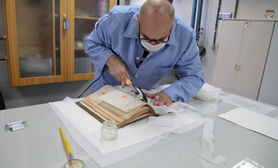 Uma das atividades realizadas pelo Departamento de Arquivo Público do Paraná
(DEAP), na Seção de Preservação e Conservação, são pequenos reparos em
documentos. Para isso, são utilizadas técnicas e materiais de qualidade arquivística,
sempre buscando a integridade das informações contidas nos documentos.Foto: Ari Dias/AEN
