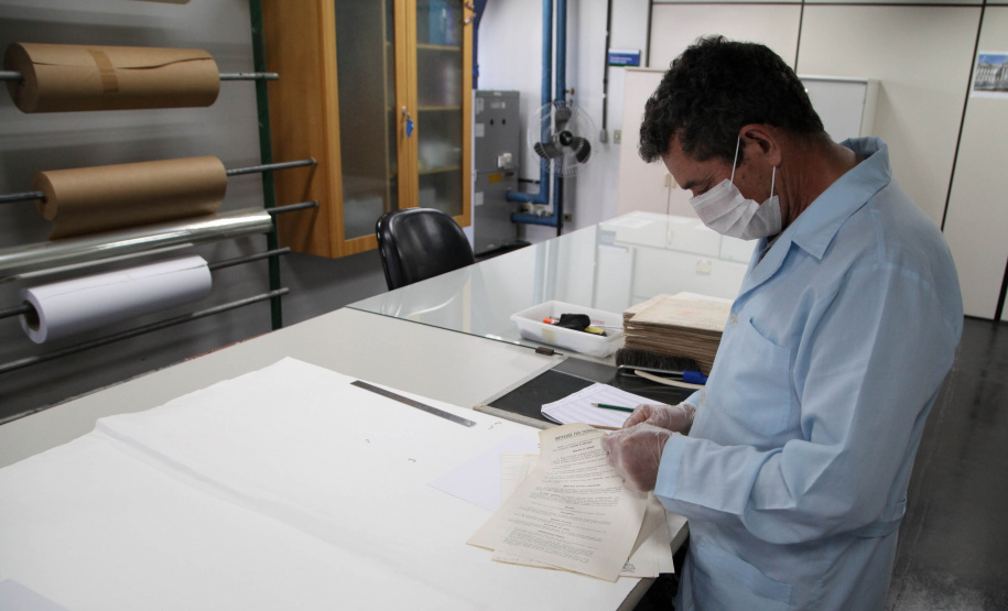 Uma das atividades realizadas pelo Departamento de Arquivo Público do Paraná
(DEAP), na Seção de Preservação e Conservação, são pequenos reparos em
documentos. Para isso, são utilizadas técnicas e materiais de qualidade arquivística,
sempre buscando a integridade das informações contidas nos documentos.Foto: Ari Dias/AEN