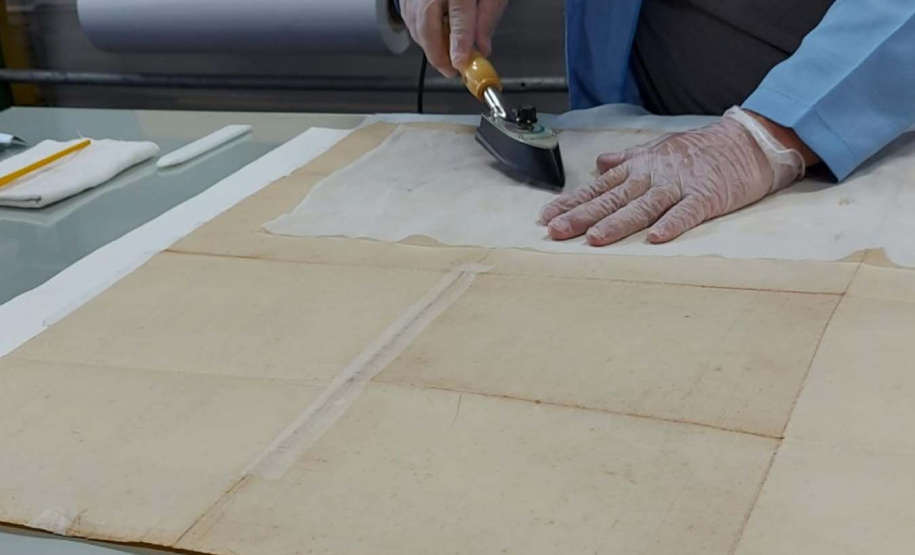 Uma das atividades realizadas pelo Departamento de Arquivo Público do Paraná
(DEAP), na Seção de Preservação e Conservação, são pequenos reparos em
documentos. Para isso, são utilizadas técnicas e materiais de qualidade arquivística,
sempre buscando a integridade das informações contidas nos documentos.Foto: Arquivo Público