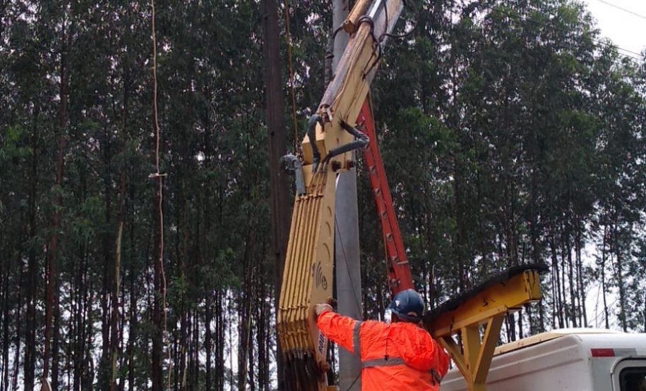 FRANCISCO ALVES - Os temporais que castigaram as regiões Sudoeste, Oeste, Noroeste e Norte do Paraná no mês de outubro já causaram, somados, mais danos ao sistema elétrico da Copel do que o ciclone-bomba, evento climático excepcional que atingiu o Leste do Paraná em junho de 2020