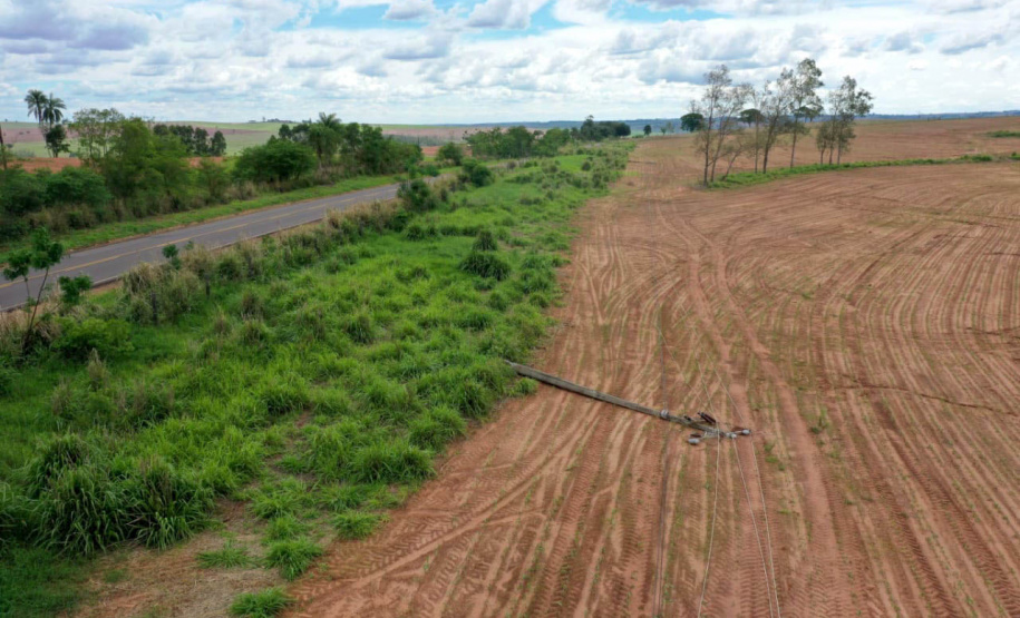 LINHA UMUARAMA XAMBRÊ - Os temporais que castigaram as regiões Sudoeste, Oeste, Noroeste e Norte do Paraná no mês de outubro já causaram, somados, mais danos ao sistema elétrico da Copel do que o ciclone-bomba, evento climático excepcional que atingiu o Leste do Paraná em junho de 2020