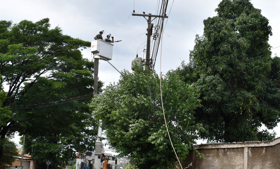 LONDRINA - Os temporais que castigaram as regiões Sudoeste, Oeste, Noroeste e Norte do Paraná no mês de outubro já causaram, somados, mais danos ao sistema elétrico da Copel do que o ciclone-bomba, evento climático excepcional que atingiu o Leste do Paraná em junho de 2020