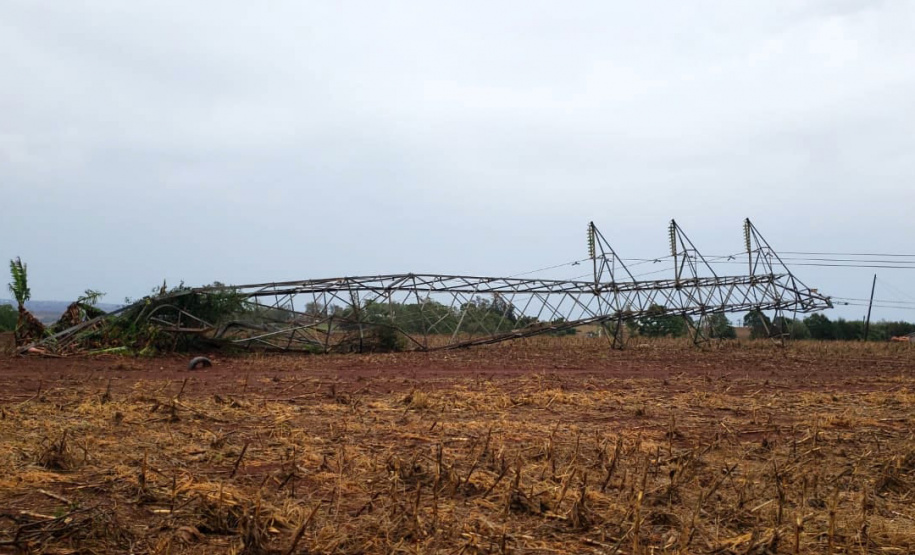 Os temporais que castigaram as regiões Sudoeste, Oeste, Noroeste e Norte do Paraná no mês de outubro já causaram, somados, mais danos ao sistema elétrico da Copel do que o ciclone-bomba, evento climático excepcional que atingiu o Leste do Paraná em junho de 2020. Só neste mês, já foram quatro fortes tempestades nestas regiões, deixando uma soma de 3.751 postes quebrados e 67,4 mil ocorrências atendidas ? número mais de três vezes maior que a média mensal.