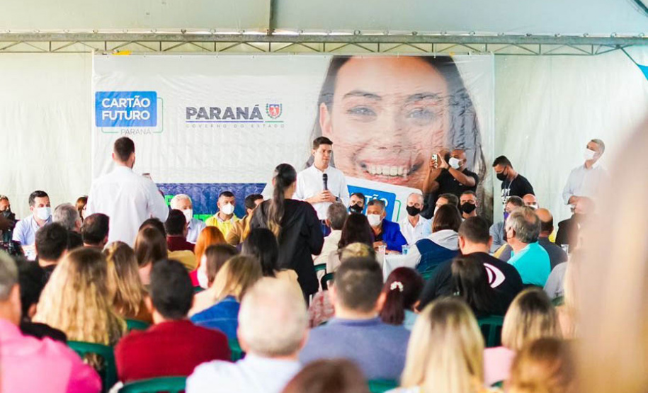 Começa nesta sexta-feira (29) uma grande campanha de mídia para divulgar o Cartão Futuro, programa do Governo do Paraná para incentivar a manutenção e a contratação de jovens aprendizes por empresas paranaenses. - Curitiba, 28/10/2021 - Foto: Guilherme Flores/Casa Civil