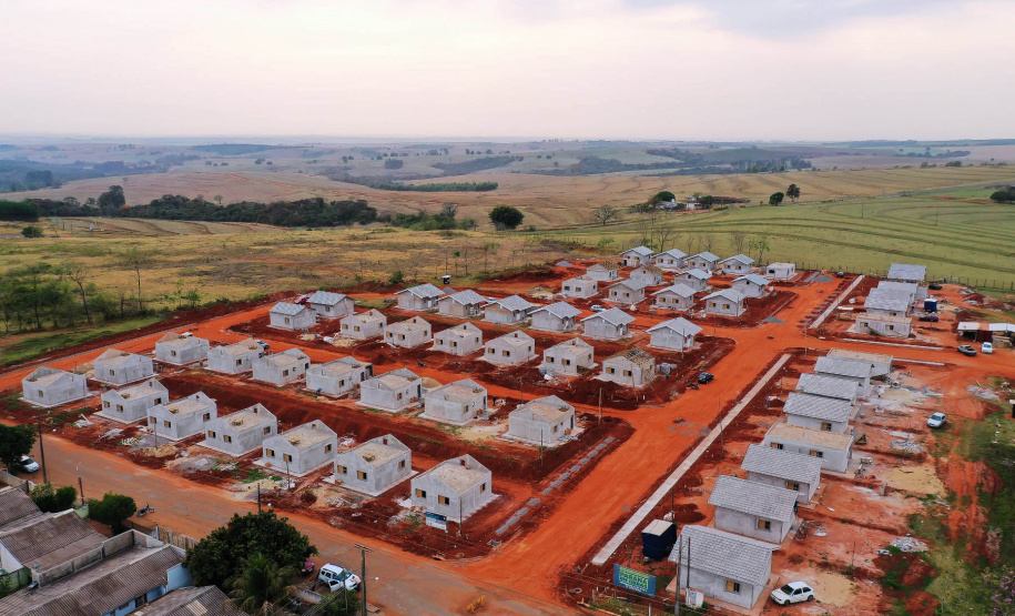 A Cohapar iniciará em novembro a comercialização de 57 novas moradias que estão em fase final de construção em Mariluz, na região Noroeste do Paraná. Os interessados na compra dos imóveis têm até o dia 12 de novembro para realizarem o cadastro no site da companhia e se habilitaram a participar do processo seletivo das unidades habitacionais. - Curitiba, 28/10/2021 -  (Foto: Alessandro Vieira/AEN)