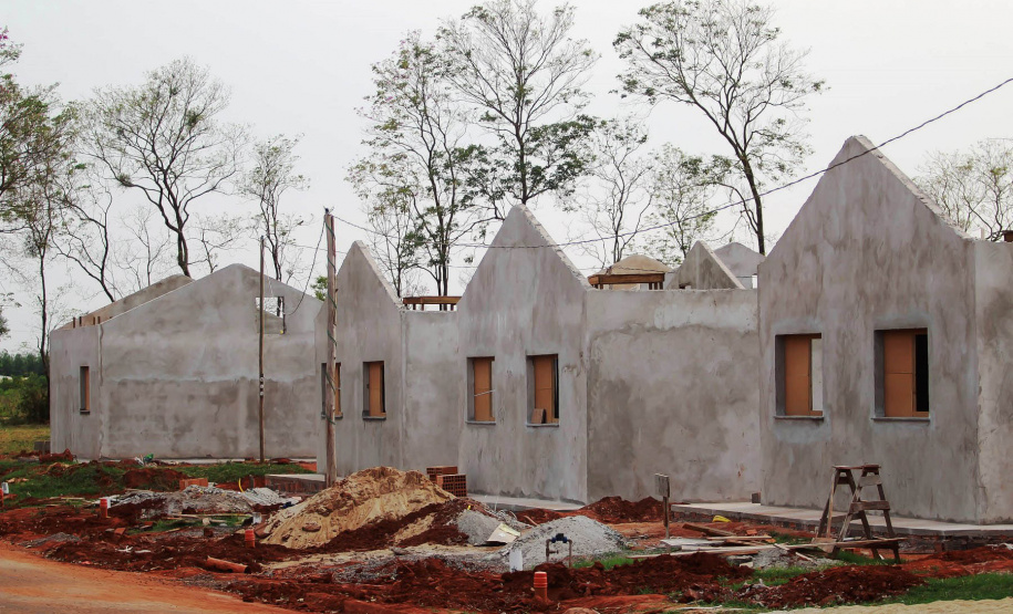 A Cohapar iniciará em novembro a comercialização de 57 novas moradias que estão em fase final de construção em Mariluz, na região Noroeste do Paraná. Os interessados na compra dos imóveis têm até o dia 12 de novembro para realizarem o cadastro no site da companhia e se habilitaram a participar do processo seletivo das unidades habitacionais. - Curitiba, 28/10/2021 -  (Foto: Alessandro Vieira/AEN)