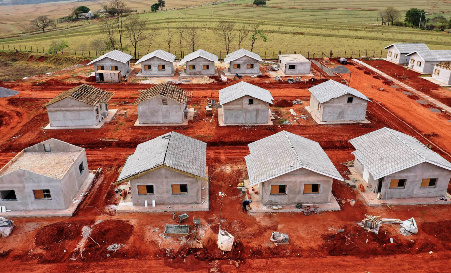 A Cohapar iniciará em novembro a comercialização de 57 novas moradias que estão em fase final de construção em Mariluz, na região Noroeste do Paraná. Os interessados na compra dos imóveis têm até o dia 12 de novembro para realizarem o cadastro no site da companhia e se habilitaram a participar do processo seletivo das unidades habitacionais. - Curitiba, 28/10/2021 -  (Foto: Alessandro Vieira/AEN)