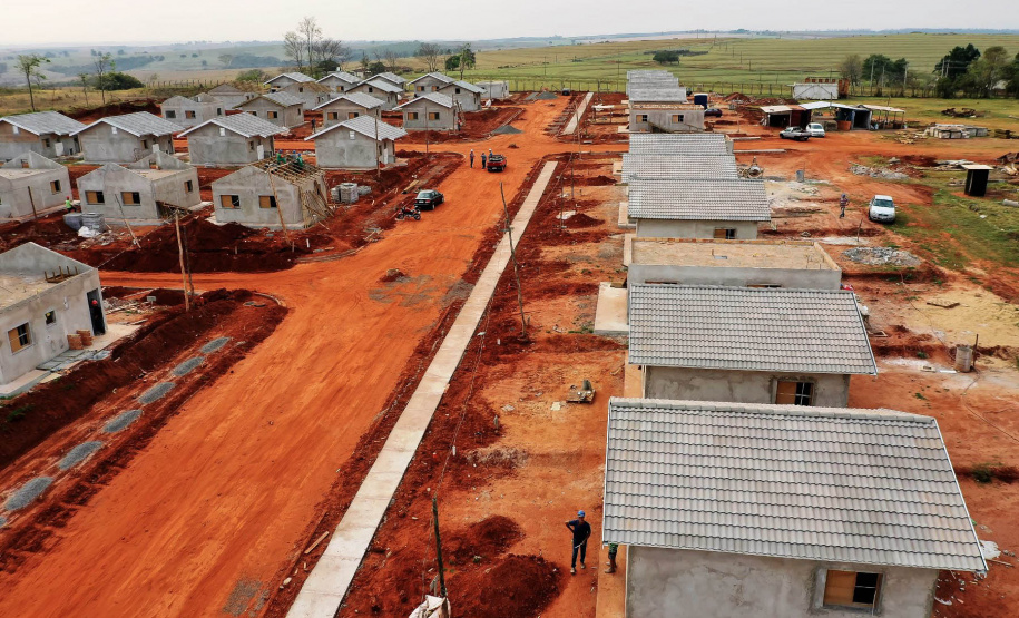 A Cohapar iniciará em novembro a comercialização de 57 novas moradias que estão em fase final de construção em Mariluz, na região Noroeste do Paraná. Os interessados na compra dos imóveis têm até o dia 12 de novembro para realizarem o cadastro no site da companhia e se habilitaram a participar do processo seletivo das unidades habitacionais. - Curitiba, 28/10/2021 -  (Foto: Alessandro Vieira/AEN)