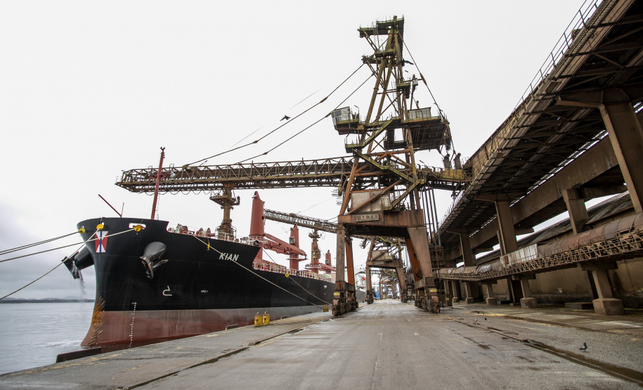 No Corredor de Exportação Leste do Porto de Paranaguá (Corex), duas operações em andamento chamam a atenção por fugirem da rotina do complexo portuário, pelo tipo de produto e modalidade de transporte adotado. A primeira pelo embarque de trigo para navegação interior (cabotagem). Outra, pelo sentido da carga e pela produtividade: 11 mil toneladas de milho de importação foram descarregadas em 24 horas. Foto: Claudio Neves/Portos do Paraná