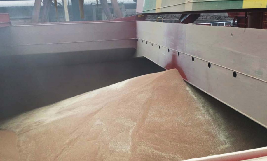 No Corredor de Exportação Leste do Porto de Paranaguá (Corex), duas operações em andamento chamam a atenção por fugirem da rotina do complexo portuário, pelo tipo de produto e modalidade de transporte adotado. A primeira pelo embarque de trigo para navegação interior (cabotagem). Outra, pelo sentido da carga e pela produtividade: 11 mil toneladas de milho de importação foram descarregadas em 24 horas. Foto: Portos do Paraná