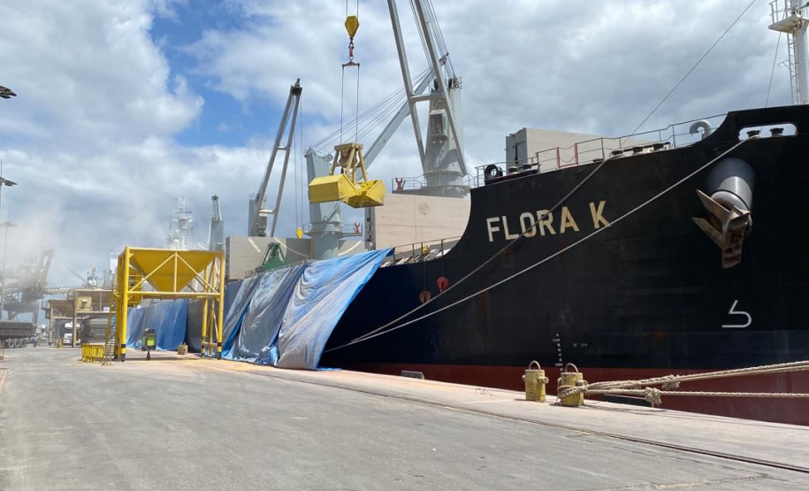 No Corredor de Exportação Leste do Porto de Paranaguá (Corex), duas operações em andamento chamam a atenção por fugirem da rotina do complexo portuário, pelo tipo de produto e modalidade de transporte adotado. A primeira pelo embarque de trigo para navegação interior (cabotagem). Outra, pelo sentido da carga e pela produtividade: 11 mil toneladas de milho de importação foram descarregadas em 24 horas. Foto: Portos do Paraná