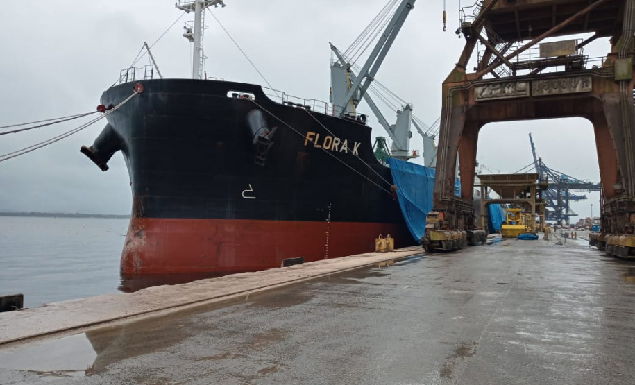 No Corredor de Exportação Leste do Porto de Paranaguá (Corex), duas operações em andamento chamam a atenção por fugirem da rotina do complexo portuário, pelo tipo de produto e modalidade de transporte adotado. A primeira pelo embarque de trigo para navegação interior (cabotagem). Outra, pelo sentido da carga e pela produtividade: 11 mil toneladas de milho de importação foram descarregadas em 24 horas. Foto: Portos do Paraná