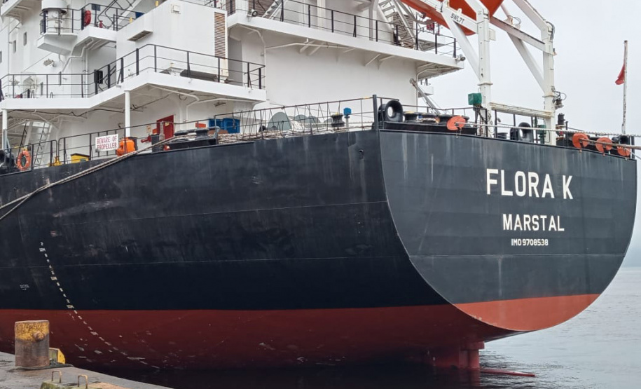 No Corredor de Exportação Leste do Porto de Paranaguá (Corex), duas operações em andamento chamam a atenção por fugirem da rotina do complexo portuário, pelo tipo de produto e modalidade de transporte adotado. A primeira pelo embarque de trigo para navegação interior (cabotagem). Outra, pelo sentido da carga e pela produtividade: 11 mil toneladas de milho de importação foram descarregadas em 24 horas. Foto: Portos do Paraná