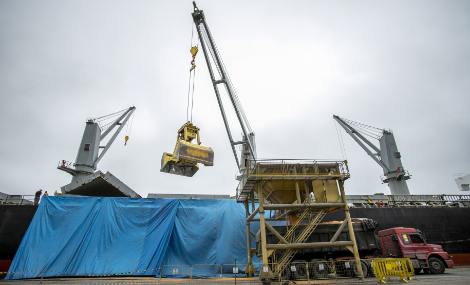 No Corredor de Exportação Leste do Porto de Paranaguá (Corex), duas operações em andamento chamam a atenção por fugirem da rotina do complexo portuário, pelo tipo de produto e modalidade de transporte adotado. A primeira pelo embarque de trigo para navegação interior (cabotagem). Outra, pelo sentido da carga e pela produtividade: 11 mil toneladas de milho de importação foram descarregadas em 24 horas. Foto: Claudio Neves/Portos do Paraná