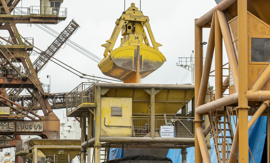 No Corredor de Exportação Leste do Porto de Paranaguá (Corex), duas operações em andamento chamam a atenção por fugirem da rotina do complexo portuário, pelo tipo de produto e modalidade de transporte adotado. A primeira pelo embarque de trigo para navegação interior (cabotagem). Outra, pelo sentido da carga e pela produtividade: 11 mil toneladas de milho de importação foram descarregadas em 24 horas. Foto: Claudio Neves/Portos do Paraná