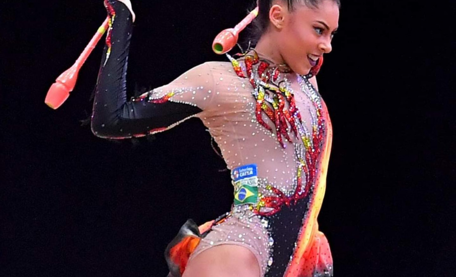 A paranaense Bárbara Domingos fez história no Campeonato Mundial de ginástica rítmica em Kitakytushu, no Japão.  Nesta quinta-feira, 28, a atleta e também bolsista do programa Geração Olímpica e Paralímpica  se tornou a primeira atleta brasileira a chegar à final individual. Foto:Simone Ferraro/Confederação Brasileira de Ginástica