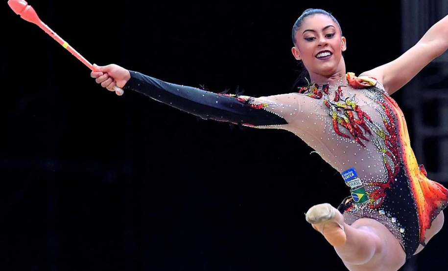 A paranaense Bárbara Domingos fez história no Campeonato Mundial de ginástica rítmica em Kitakytushu, no Japão.  Nesta quinta-feira, 28, a atleta e também bolsista do programa Geração Olímpica e Paralímpica  se tornou a primeira atleta brasileira a chegar à final individual. Foto:Simone Ferraro/Confederação Brasileira de Ginástica