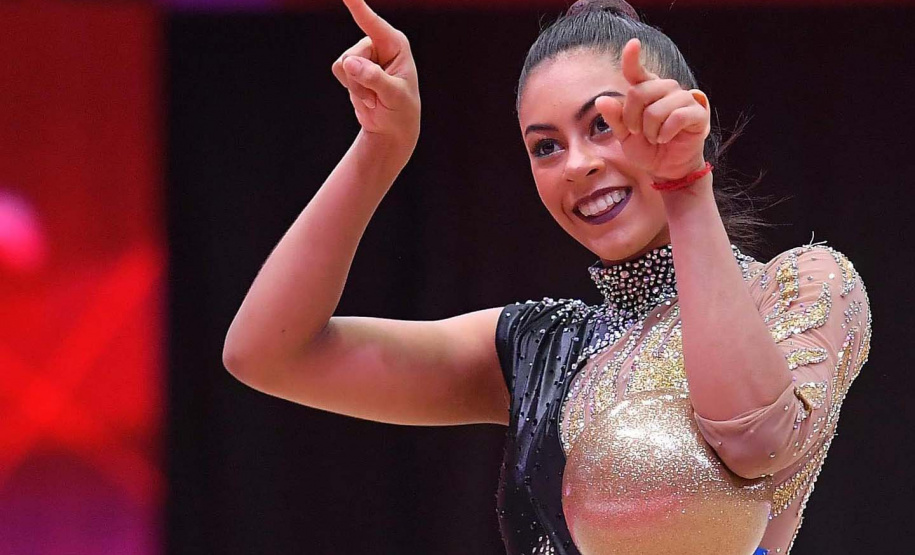 A paranaense Bárbara Domingos fez história no Campeonato Mundial de ginástica rítmica em Kitakytushu, no Japão.  Nesta quinta-feira, 28, a atleta e também bolsista do programa Geração Olímpica e Paralímpica  se tornou a primeira atleta brasileira a chegar à final individual. Foto:Simone Ferraro/Confederação Brasileira de Ginástica