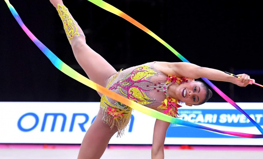 A paranaense Bárbara Domingos fez história no Campeonato Mundial de ginástica rítmica em Kitakytushu, no Japão.  Nesta quinta-feira, 28, a atleta e também bolsista do programa Geração Olímpica e Paralímpica  se tornou a primeira atleta brasileira a chegar à final individual. Foto:Simone Ferraro/Confederação Brasileira de Ginástica