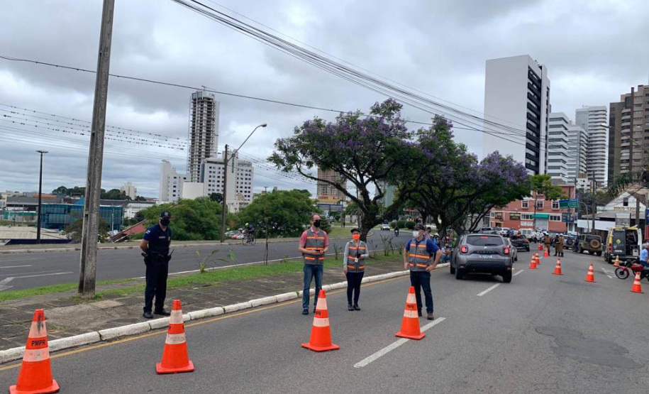 A Receita Estadual do Paraná promoveu nesta quinta-feira (28) a operação volante para fiscalizar o recolhimento do Imposto sobre Propriedade de Veículos Automotores (IPVA) em Ponta Grossa e região. A ação aconteceu na região central da cidade. - Curitiba, 28/10/2021 - Foto: SEFA