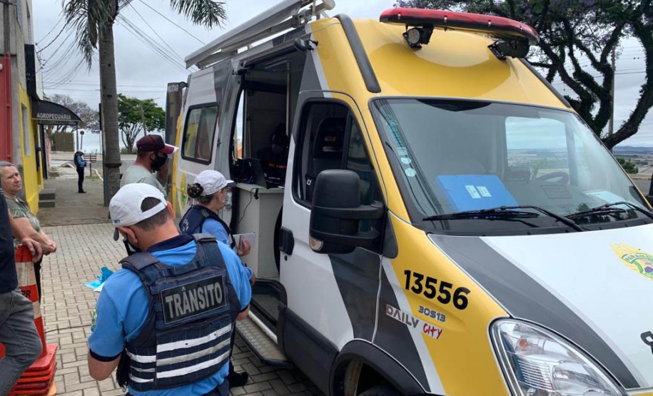 A Receita Estadual do Paraná promoveu nesta quinta-feira (28) a operação volante para fiscalizar o recolhimento do Imposto sobre Propriedade de Veículos Automotores (IPVA) em Ponta Grossa e região. A ação aconteceu na região central da cidade. - Curitiba, 28/10/2021 - Foto: SEFA