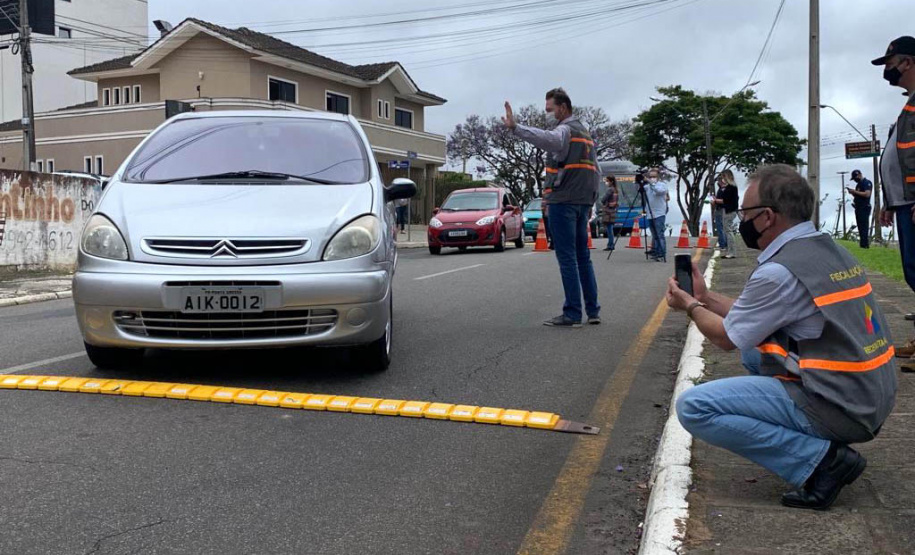 A Receita Estadual do Paraná promoveu nesta quinta-feira (28) a operação volante para fiscalizar o recolhimento do Imposto sobre Propriedade de Veículos Automotores (IPVA) em Ponta Grossa e região. A ação aconteceu na região central da cidade. - Curitiba, 28/10/2021 - Foto: SEFA