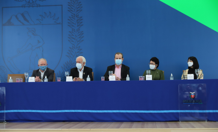 O vice governador Darci Piana e o o superintendente da Ciência, Tecnologia e Ensino Superior, Aldo Bona participam, nesta quinta-feira (28), da entrega do 34 Premio Paranaense de Ciencia e Tecnologia,  no Palacio Iguacu.   Curitiba, 28/10/2021 -  Foto: Geraldo Bubniak/AEN