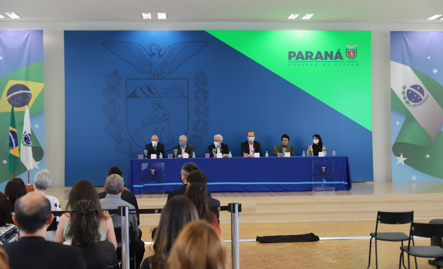 O vice governador Darci Piana e o o superintendente da Ciência, Tecnologia e Ensino Superior, Aldo Bona participam, nesta quinta-feira (28), da entrega do 34 Premio Paranaense de Ciencia e Tecnologia,  no Palacio Iguacu.   Curitiba, 28/10/2021 -  Foto: Geraldo Bubniak/AEN