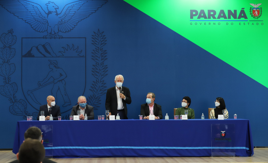 O vice governador Darci Piana e o o superintendente da Ciência, Tecnologia e Ensino Superior, Aldo Bona participam, nesta quinta-feira (28), da entrega do 34 Premio Paranaense de Ciencia e Tecnologia,  no Palacio Iguacu.   Curitiba, 28/10/2021 -  Foto: Geraldo Bubniak/AEN