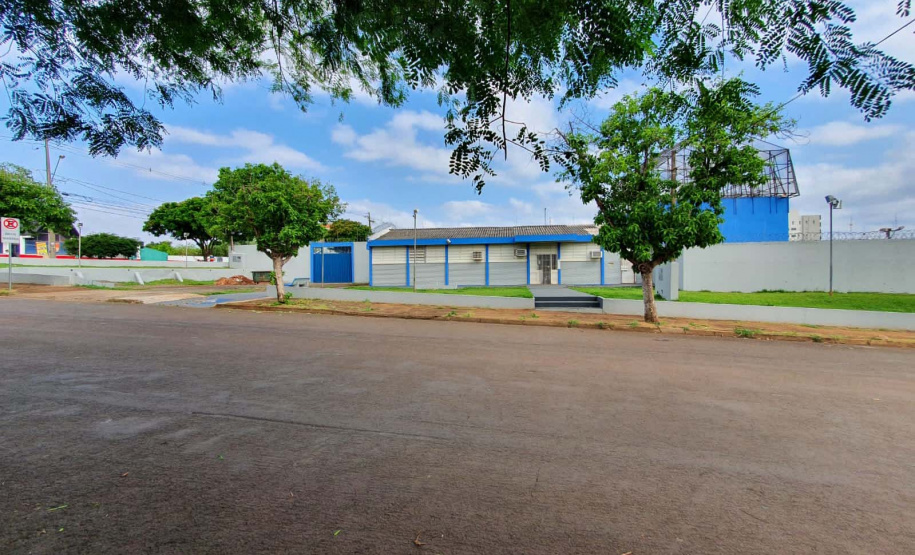 Presos da Cadeia Pública de Ibiporã trabalham na pintura e revitalização da unidade prisional. Foto: SESP