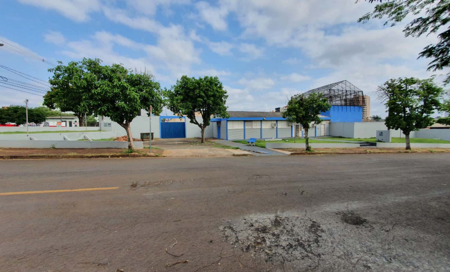 Presos da Cadeia Pública de Ibiporã trabalham na pintura e revitalização da unidade prisional. Foto: SESP