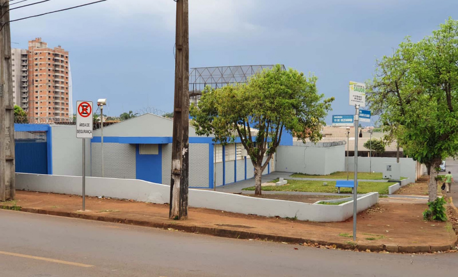 Presos da Cadeia Pública de Ibiporã trabalham na pintura e revitalização da unidade prisional. Foto: SESP