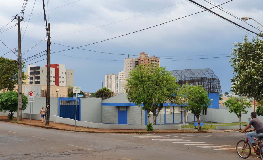 Presos da Cadeia Pública de Ibiporã trabalham na pintura e revitalização da unidade prisional. Foto: SESP