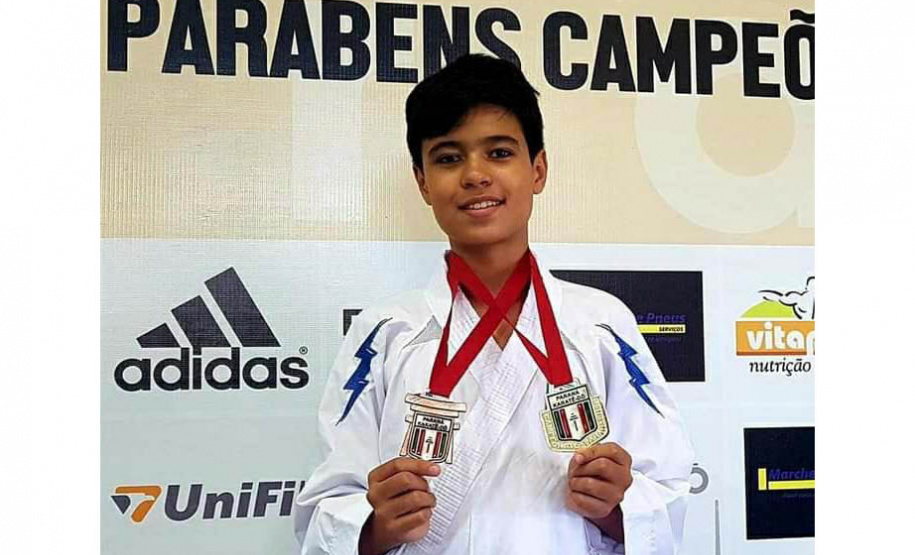 215 atletas do Paraná vão ao Rio de Janeiro para disputar os Jogos Escolares Brasileiros. Na foto, o atleta Eduardo dos Santos Sobrinho quando foi Campeão Paranaense. (Foto: acervo do atleta)