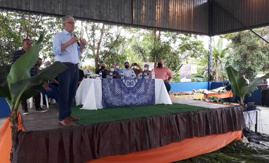 A Cooperativa Copasol Cachoeira, de Antonina, e a Associação de Produtores Rurais de Antonina (Aspran), no Litoral, receberam nesta quinta-feira (28) equipamentos agrícolas adquiridos com recursos do programa Coopera Paraná. A entrega foi feita em solenidade no ginásio de esportes da Escola Rural Municipal Professora Olimpia Breyer, em Cachoeira de Cima.  - Antonina, 29/10/2021 - Foto: SEAB