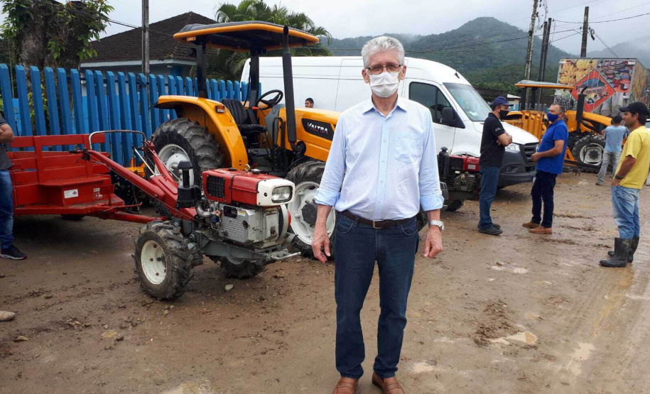 A Cooperativa Copasol Cachoeira, de Antonina, e a Associação de Produtores Rurais de Antonina (Aspran), no Litoral, receberam nesta quinta-feira (28) equipamentos agrícolas adquiridos com recursos do programa Coopera Paraná. A entrega foi feita em solenidade no ginásio de esportes da Escola Rural Municipal Professora Olimpia Breyer, em Cachoeira de Cima.  - Antonina, 29/10/2021 - Foto: SEAB