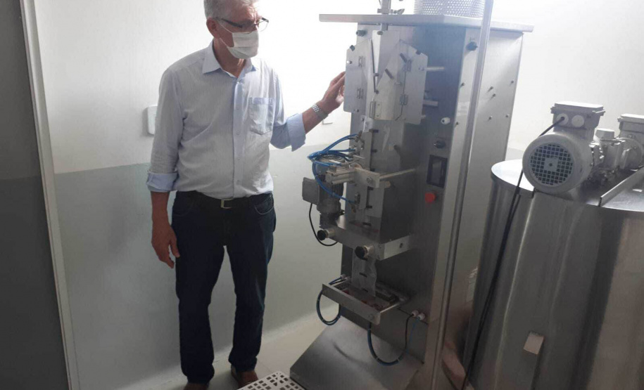 A Cooperativa Copasol Cachoeira, de Antonina, e a Associação de Produtores Rurais de Antonina (Aspran), no Litoral, receberam nesta quinta-feira (28) equipamentos agrícolas adquiridos com recursos do programa Coopera Paraná. A entrega foi feita em solenidade no ginásio de esportes da Escola Rural Municipal Professora Olimpia Breyer, em Cachoeira de Cima.  - Antonina, 29/10/2021 - Foto: SEAB