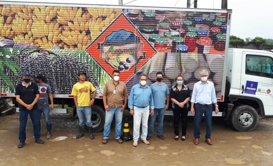 A Cooperativa Copasol Cachoeira, de Antonina, e a Associação de Produtores Rurais de Antonina (Aspran), no Litoral, receberam nesta quinta-feira (28) equipamentos agrícolas adquiridos com recursos do programa Coopera Paraná. A entrega foi feita em solenidade no ginásio de esportes da Escola Rural Municipal Professora Olimpia Breyer, em Cachoeira de Cima.  - Antonina, 29/10/2021 - Foto: SEAB