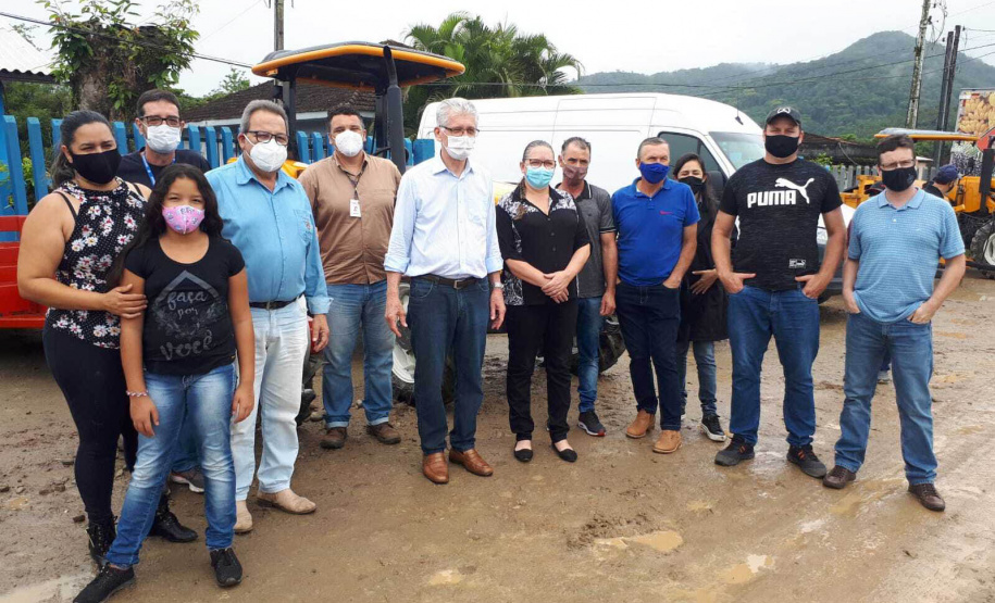 A Cooperativa Copasol Cachoeira, de Antonina, e a Associação de Produtores Rurais de Antonina (Aspran), no Litoral, receberam nesta quinta-feira (28) equipamentos agrícolas adquiridos com recursos do programa Coopera Paraná. A entrega foi feita em solenidade no ginásio de esportes da Escola Rural Municipal Professora Olimpia Breyer, em Cachoeira de Cima.  - Antonina, 29/10/2021 - Foto: SEAB