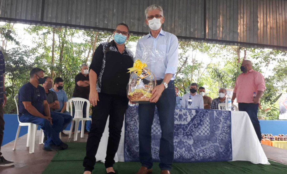 A Cooperativa Copasol Cachoeira, de Antonina, e a Associação de Produtores Rurais de Antonina (Aspran), no Litoral, receberam nesta quinta-feira (28) equipamentos agrícolas adquiridos com recursos do programa Coopera Paraná. A entrega foi feita em solenidade no ginásio de esportes da Escola Rural Municipal Professora Olimpia Breyer, em Cachoeira de Cima.  - Antonina, 29/10/2021 - Foto: SEAB