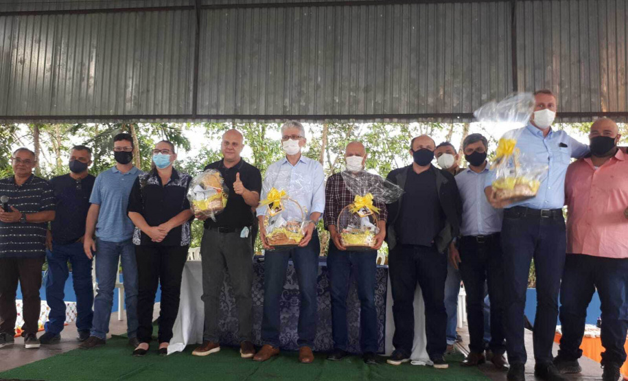 A Cooperativa Copasol Cachoeira, de Antonina, e a Associação de Produtores Rurais de Antonina (Aspran), no Litoral, receberam nesta quinta-feira (28) equipamentos agrícolas adquiridos com recursos do programa Coopera Paraná. A entrega foi feita em solenidade no ginásio de esportes da Escola Rural Municipal Professora Olimpia Breyer, em Cachoeira de Cima.  - Antonina, 29/10/2021 - Foto: SEAB