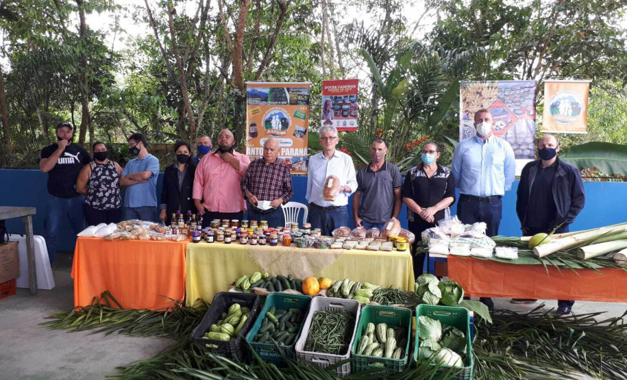 A Cooperativa Copasol Cachoeira, de Antonina, e a Associação de Produtores Rurais de Antonina (Aspran), no Litoral, receberam nesta quinta-feira (28) equipamentos agrícolas adquiridos com recursos do programa Coopera Paraná. A entrega foi feita em solenidade no ginásio de esportes da Escola Rural Municipal Professora Olimpia Breyer, em Cachoeira de Cima.  - Antonina, 29/10/2021 - Foto: SEAB