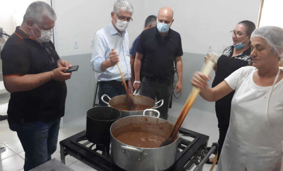 A Cooperativa Copasol Cachoeira, de Antonina, e a Associação de Produtores Rurais de Antonina (Aspran), no Litoral, receberam nesta quinta-feira (28) equipamentos agrícolas adquiridos com recursos do programa Coopera Paraná. A entrega foi feita em solenidade no ginásio de esportes da Escola Rural Municipal Professora Olimpia Breyer, em Cachoeira de Cima.  - Antonina, 29/10/2021 - Foto: SEAB