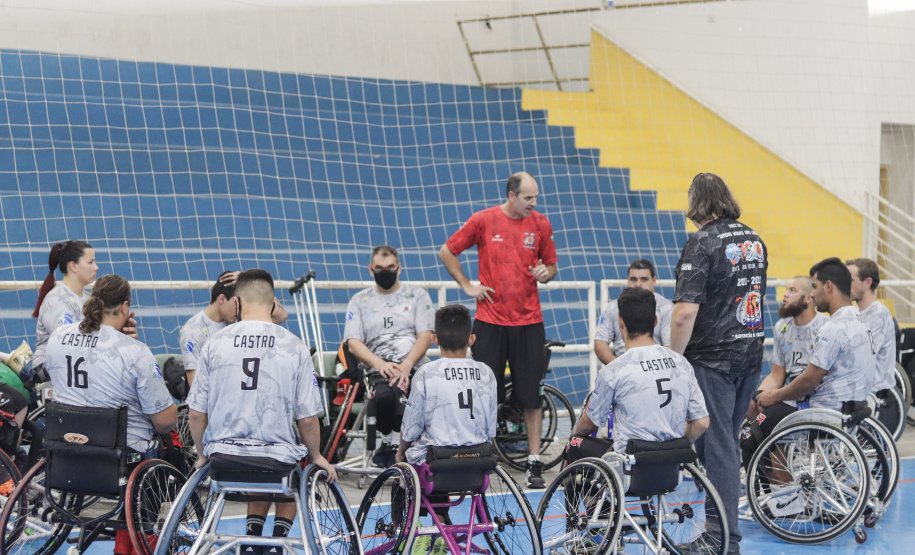 160 cadeiras de rodas foram entregues por meio do Plano 
Paraná Mais Cidades para a prática do paradesporto no Paraná
Foto: Thiago Chas/Paraná Esporte