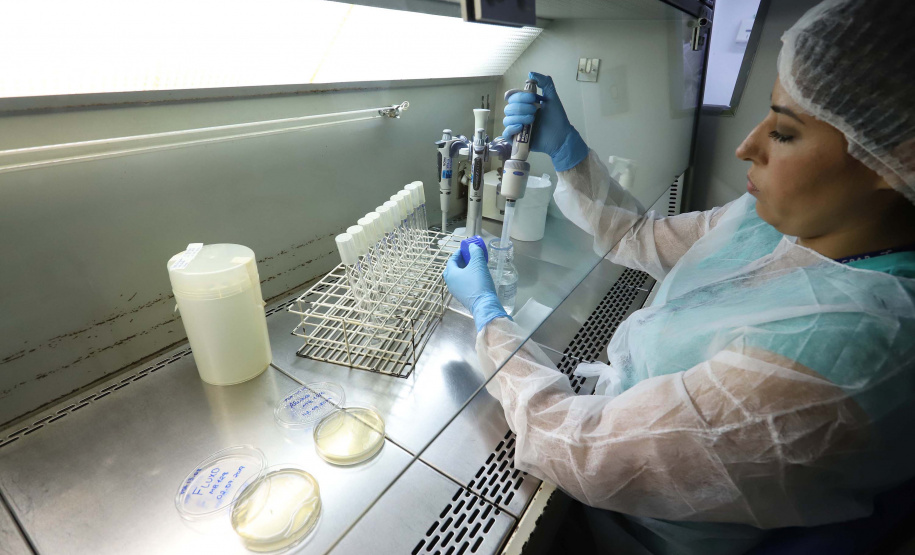 TECPAR - Laboratório de Microbiologia de Alimentos e Água - N/F: cabine de segurança biológica.Curitiba, 02-09-19.Foto: Arnaldo Alves / ANPr.